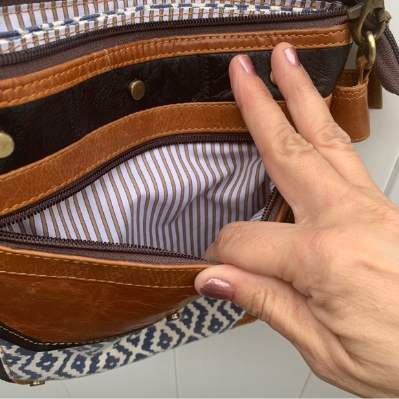 VAAN & CO. Nomad Athens Crossbody - Picture 9 of 16